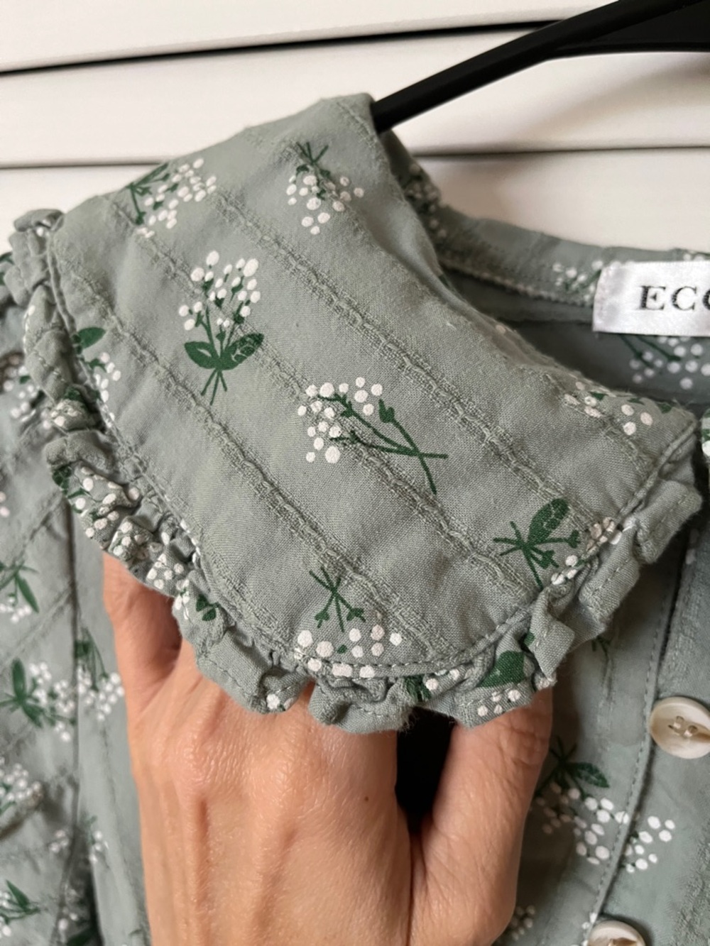 Ecowish Sage Green Floral Puff-Sleeve Button Front Blouse - Picture 4 of 16